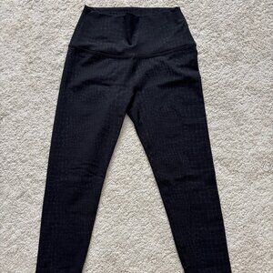 Beyond Yoga Embossed Croc High Waisted Midi Legging Size S - Black EUC